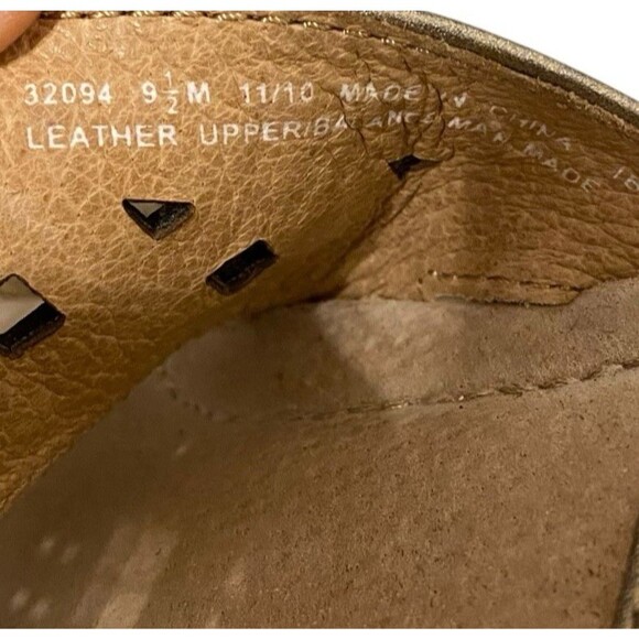 Clarks Artisan Thong Sandals Women 9.5 Gold Leather Studded Embellished Boho - Picture 4 of 10